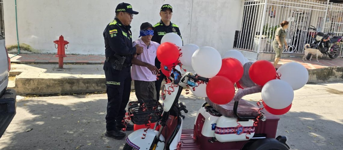 Gesto de la Policía en Barranquilla con persona discapacitada