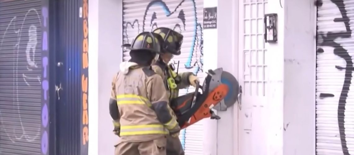 Los Bomberos tuvieron que cortar la puerta de acceso para poder ingresar a la clínica de garaje y poder intervenirla.