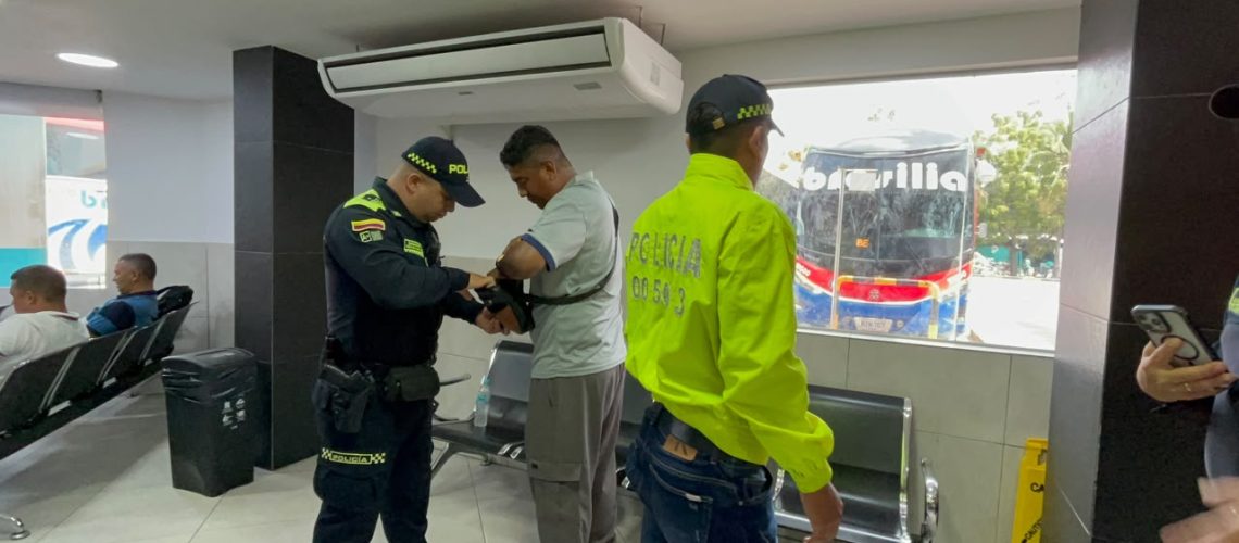 Policía seguridad en la Terminal de Transportes de Barranquilla