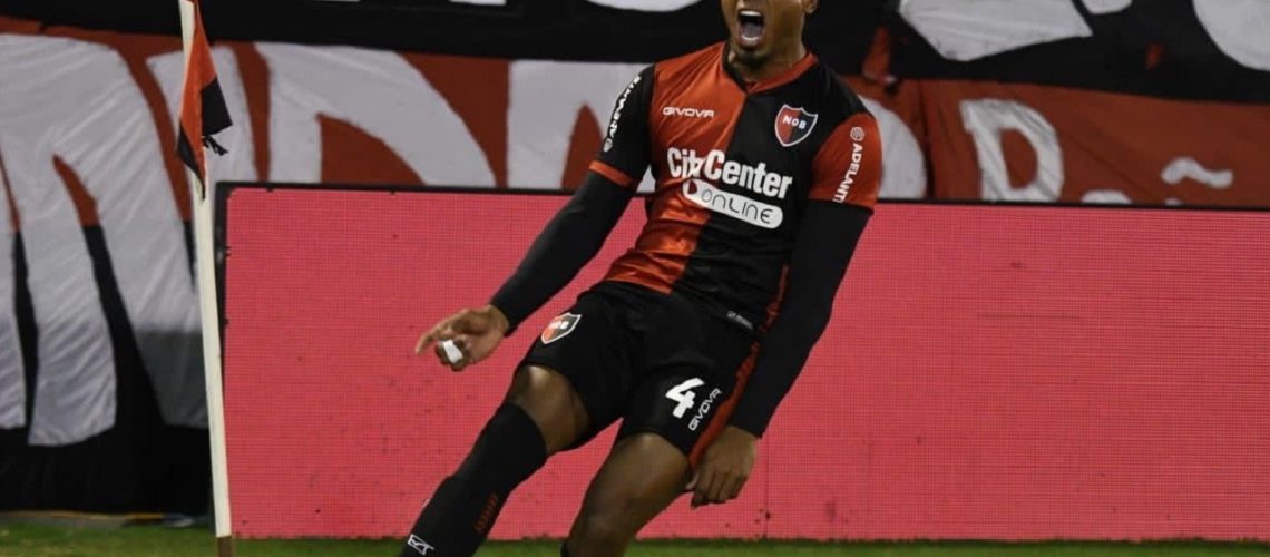 Willer Ditta celebra gol con Newell's