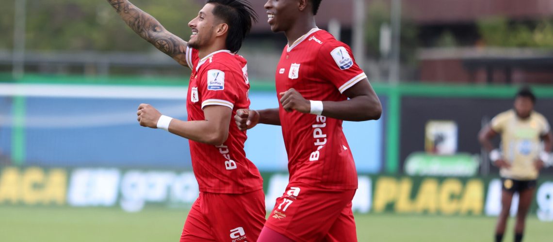 MEDELLÍN - COLOMBIA, 20-03-2026: Yeison Guzmán de América de Cali corre a celebrar el gol anotado a Águilas Doradas Rionegro  durante partido de la fecha 12 entre Águilas Doradas Rionegro y América de Cali por la Liga BetPlay DIMAYOR I 2026 en el estadio Cincuentenario de la ciudad de Medellín. / Yeison Guzmán of América de Cali runs to celebrate the scoring goal to Águilas Doradas Rionegro during a match of the 12th date between Aguilas Doradas Rionegro and America de Cali for the BetPlay DIMAYOR I League 2026 at the Cincuentenario Stadium in Medellin city. / Photo: VizzorImage / Daniel Gallo / Cont.