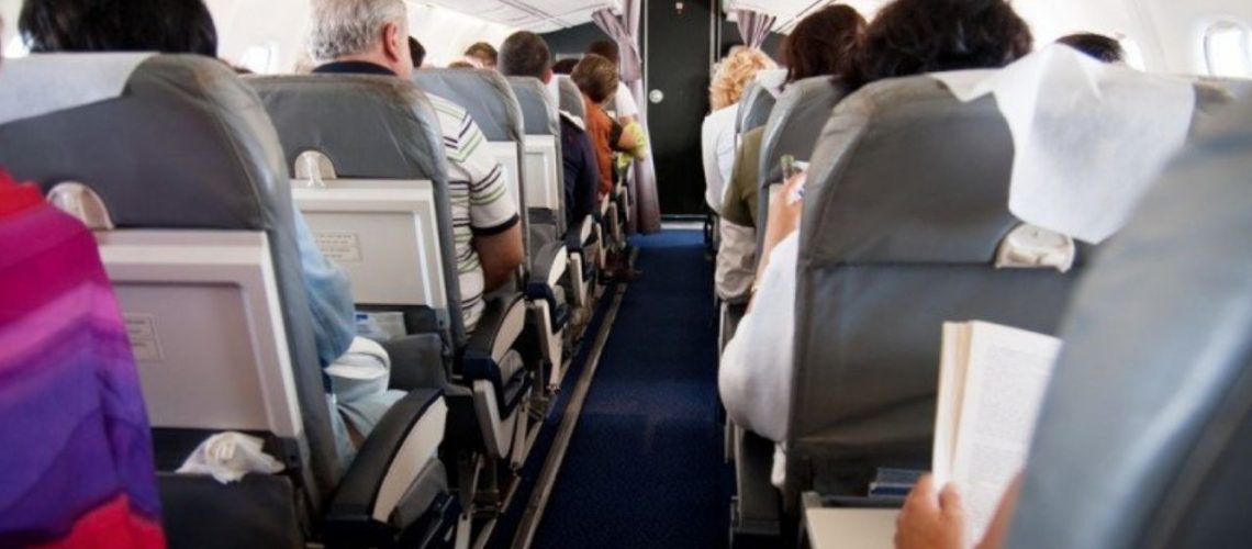 agresión a menor avión