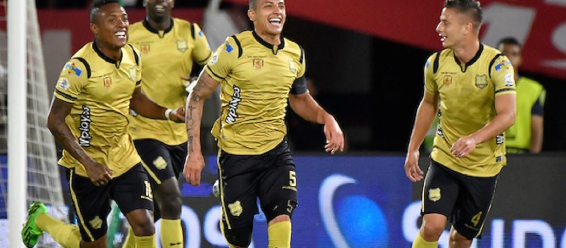 CALI - COLOMBIA, 11-04-2023: Kevin Castaño de Águilas celebra después de anotar el primer gol de su equipo durante partido entre América de Cali y Águilas Doradas Rionegro por la fecha 13 como parte de la Liga BetPlay DIMAYOR I 2023 jugado en el estadio Pascual Guerrero de la ciudad de Cali. / Kevin Castaño of Aguilas celebrates after scoring the first goal of his team during match between America de Cali and Aguilas Doradas Rionegro for the date 13 as part of Liga BetPlay DIMAYOR I 2023 played at Pascual Guerrero stadium in Cali city. Photo: VizzorImage / Gabriel Aponte / Staff