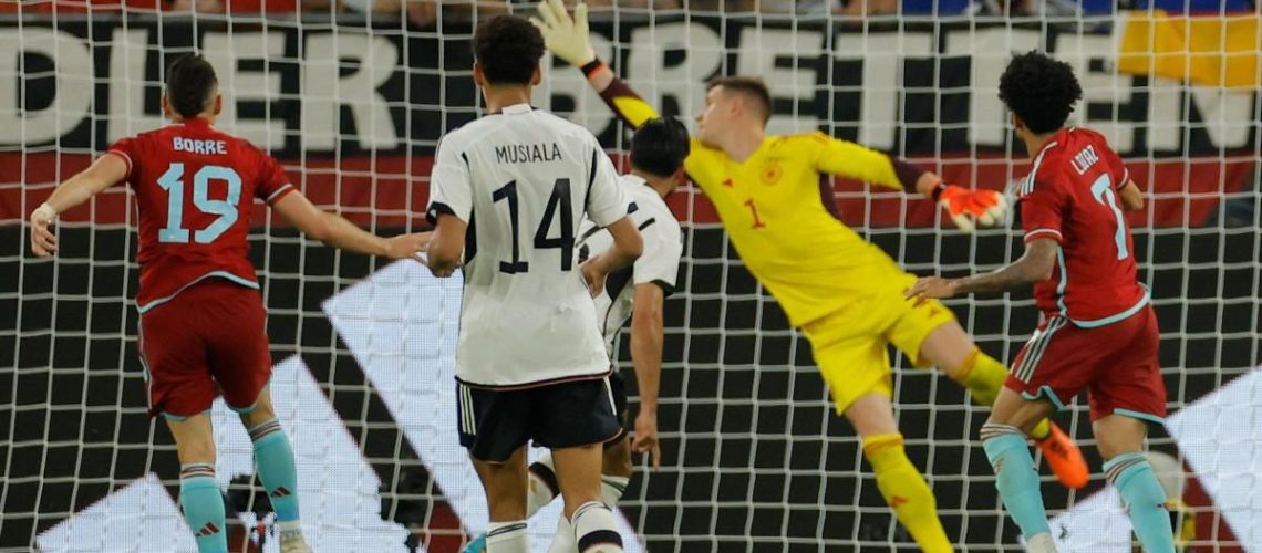 amistoso contra los nazi