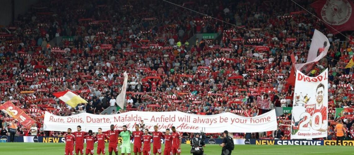 anfield-rinde-homenaje-a-diogo-jota-en-el-liverpool-vs-bournemouth-y-le-hace-saber-que-nunca-camina-1-134127-1024x576