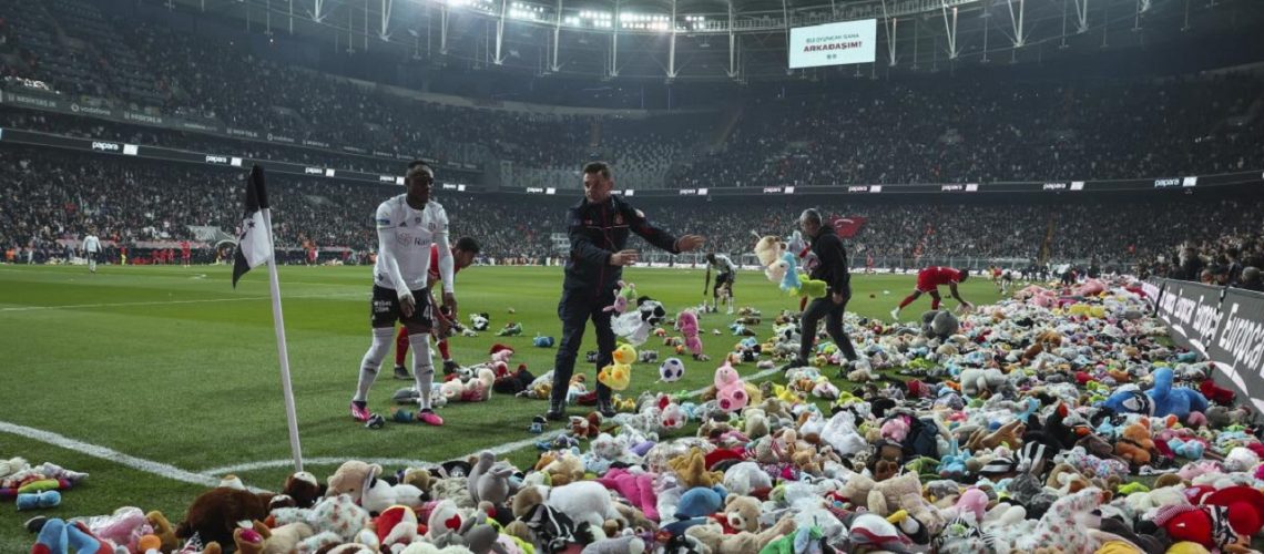 arrojan peluches hinchas del betsikas