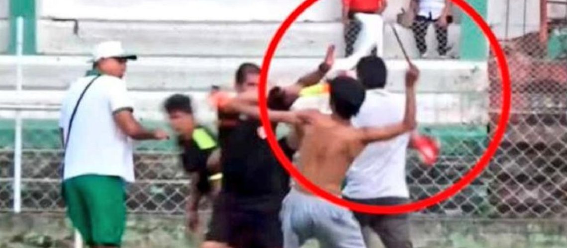 atacan con amchete a árbitro