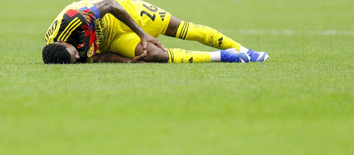 MEX1774. CIUDAD DE MÉXICO (MÉXICO), 03/05/2026.- Cristian Borja de América reacciona tras un golpe este domingo, durante un partido por los cuartos de final del torneo Clausura 2026 de la Liga MX entre América y Pumas en el estadio Banorte, en Ciudad de México (México). EFE/ Isaac Esquivel