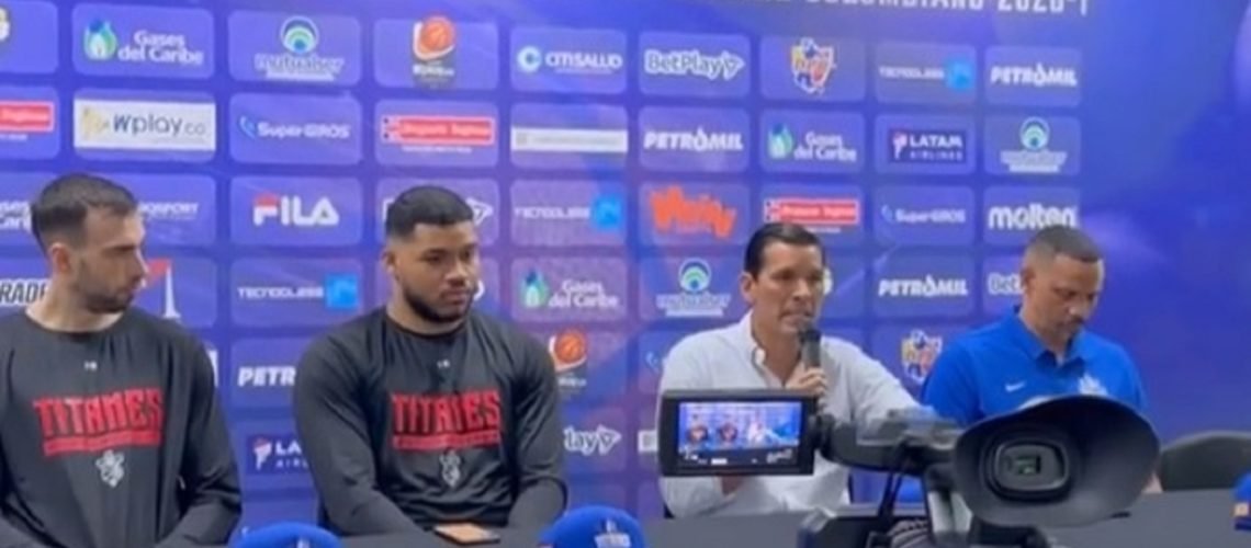 conferencia de prensa de titanes