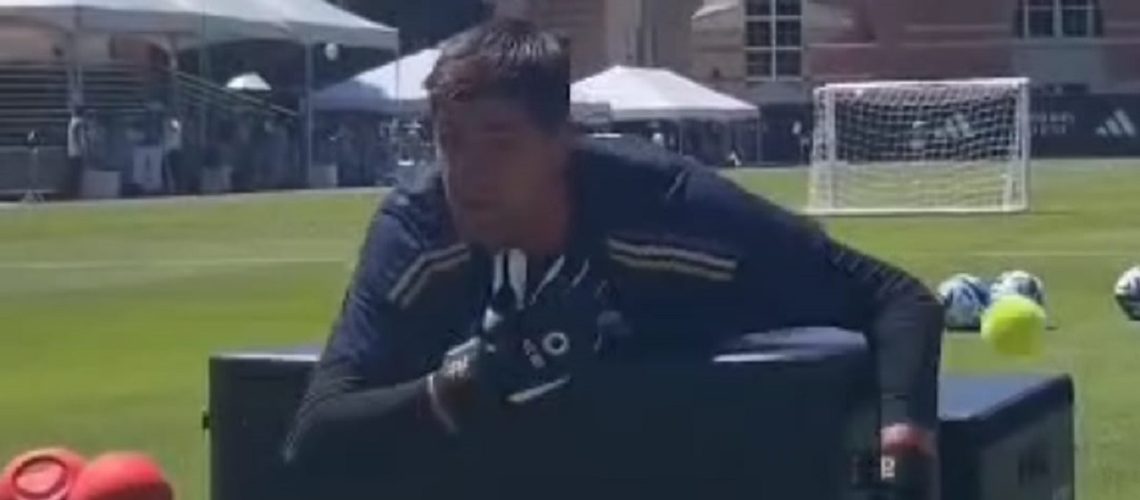 courtois enrtena pelota de tenis