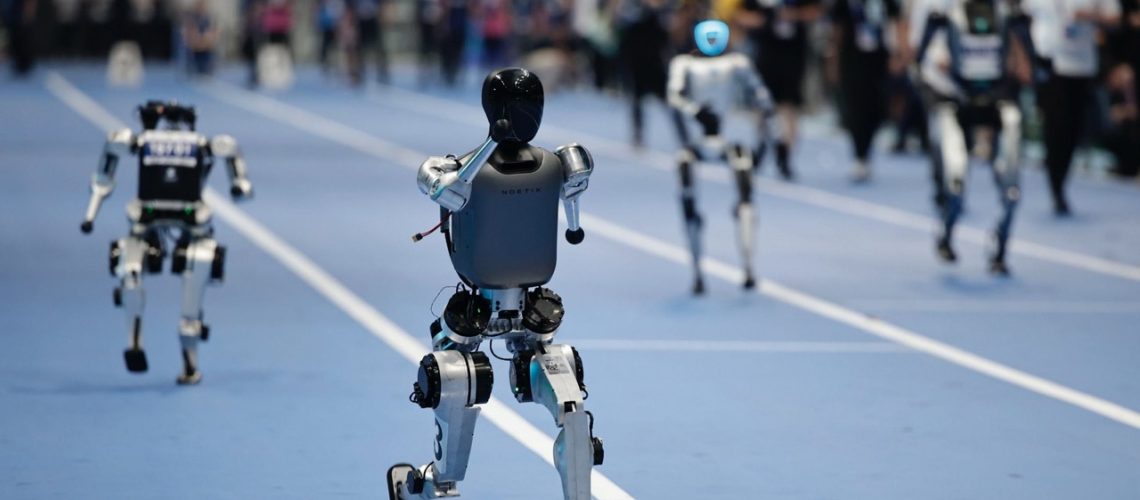 BEIJING (China), 14/08/2025.- Humanoid robots take part in a race before the 2025 World Humanoid Robot Games opening ceremony at the National Speed Skating Oval in Beijing, China, 14 August 2025. The 2025 World Humanoid Robot Games will take place over three days from 15 to 17 August. EFE/EPA/ANDRES MARTINEZ CASARES
