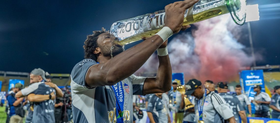 IBAGUE - COLOMBIA, 16-12-2025: Jugadores de Atletico Junior levantan la copa de campeones luego del partido por la final de vuelta de la Liga BetPlay DIMAYOR II 2025 jugado en el Estadio Manuel Murillo Toro de la ciudad de Ibague. / Atletico Junior players lift the champions' cup after the second leg of the BetPlay DIMAYOR II 2025 League final played at the Manuel Murillo Toro Stadium in the city of Ibague. VizzorImage / Leonardo Castañeda / Cont