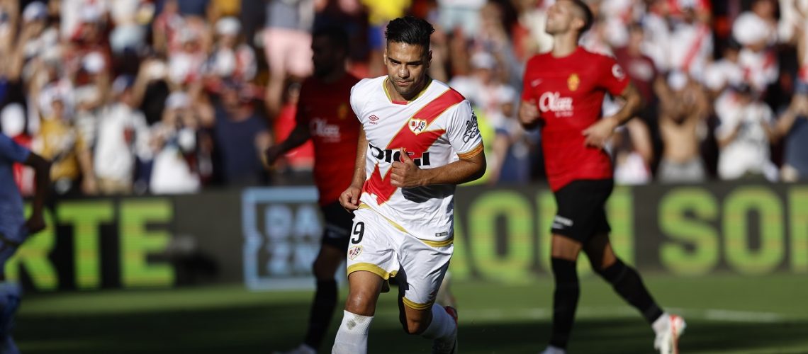 MADRID 30/09/2023.- El delantero del Rayo Vallecano Radamel Falcao, tras marcar de penalti ante el Mallorca durante el partido correspondiente a la jornada 8 de LaLiga EA Sports que enfrenta al Rayo Vallecano y RCD Mallorca este sábado en el Campo de Fútbol de Vallecas. EFE/Rodrigo Jiménez