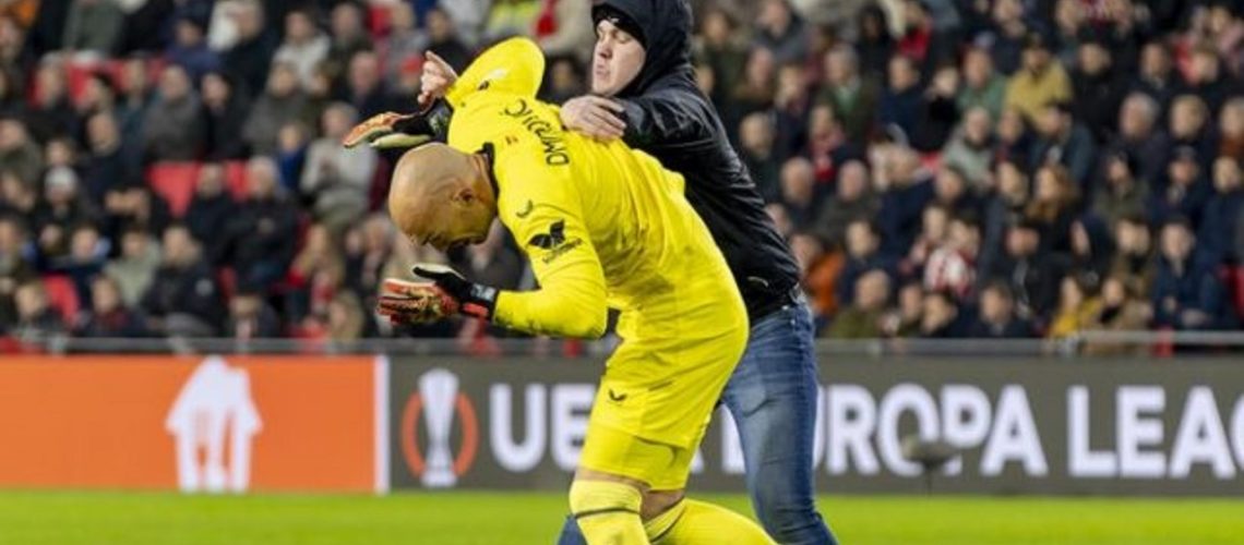 hincha del psv agrede a arquero del sevilla