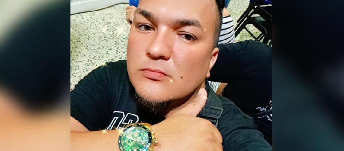 hombre balado en las palmas 2