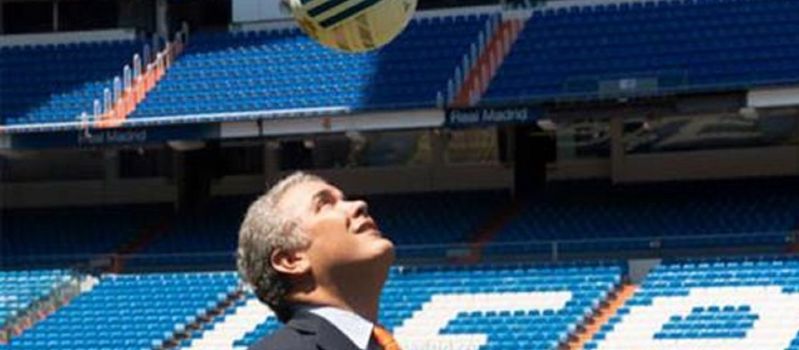 ivan-duque-el-presidente-que-hace-cabecitas-toca-la-guitarra-y-escribe-libros-959149-0