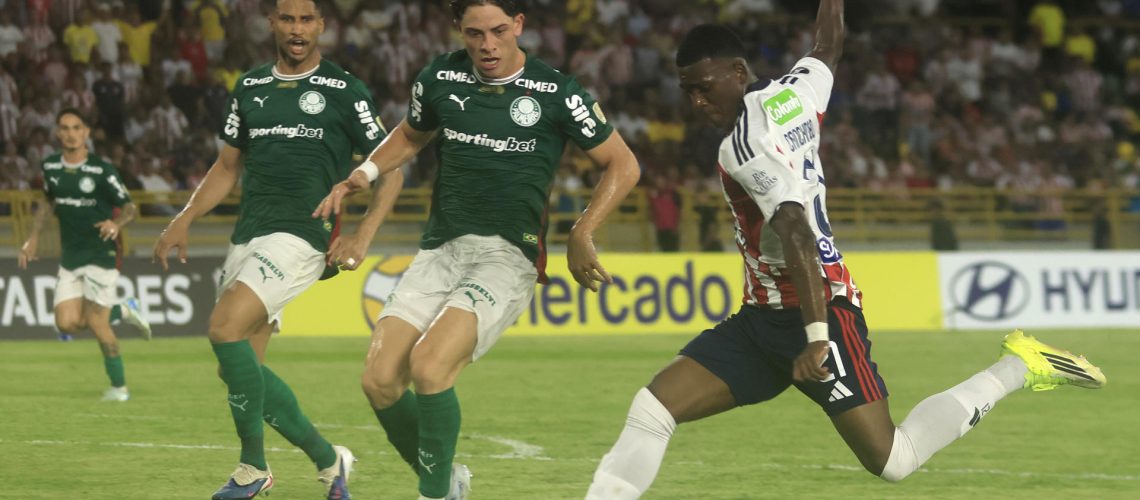 Joel Canchimbo (d), de Junior, disputa el balón con Agustín Giay (c), de Palmeiras, este miércoles en un partido de la Copa Libertadores en el estadio Olímpico Jaime Morón, en Cartagena (Colombia). EFE/ Ricardo Maldonado