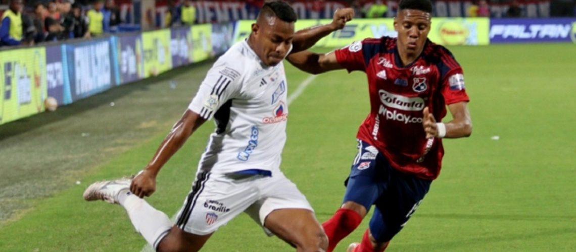 leider berrio de junior enfrenta a yairo moreno de medellin