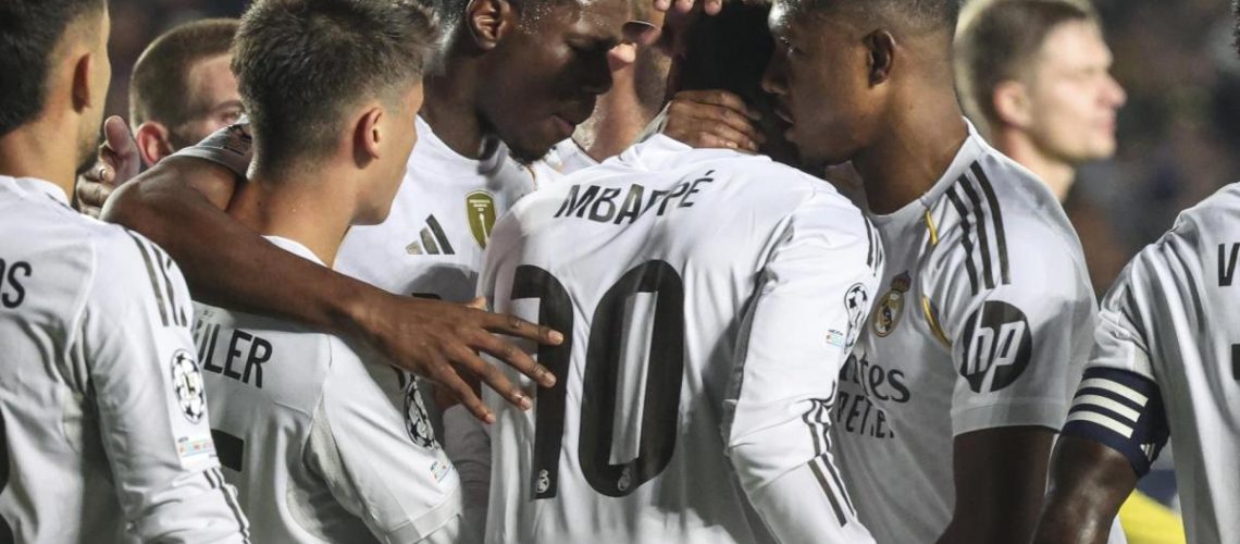 los-jugadores-del-real-madrid-celebran-uno-de-los-goles-ante-el-kairat-almaty-en-la-fase-liga-de-la-champions-league-2025-2026