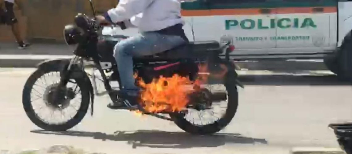 motocicleta incinerada calle 30
