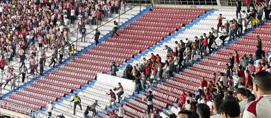 peela hinchas Junior y bucaramanga