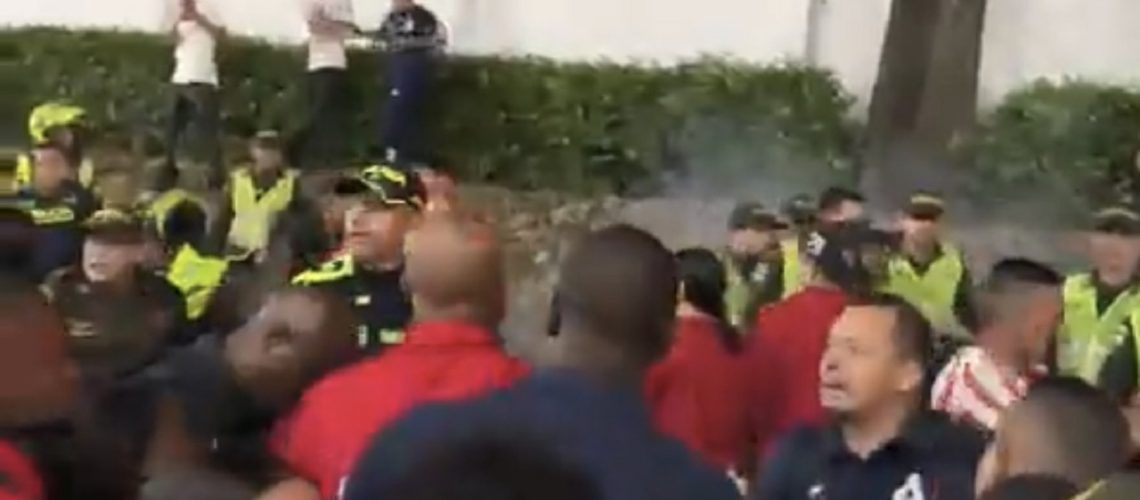 pelea americanos verdes de la poli