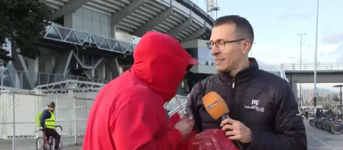 periodista increpado