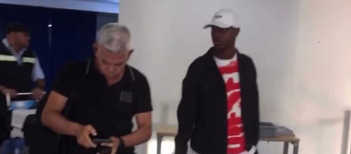 pestaña llega a llaki