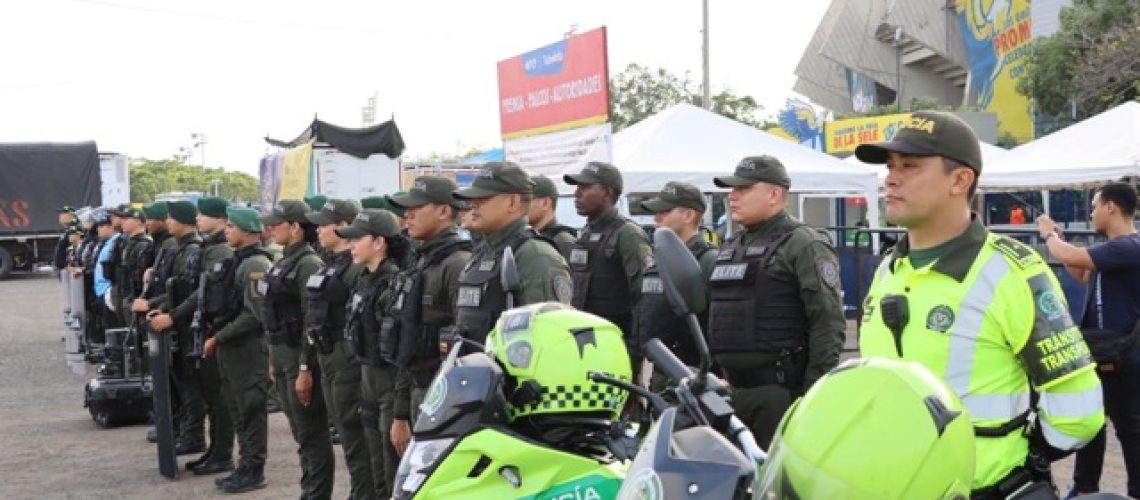 policía en el metro Mediano