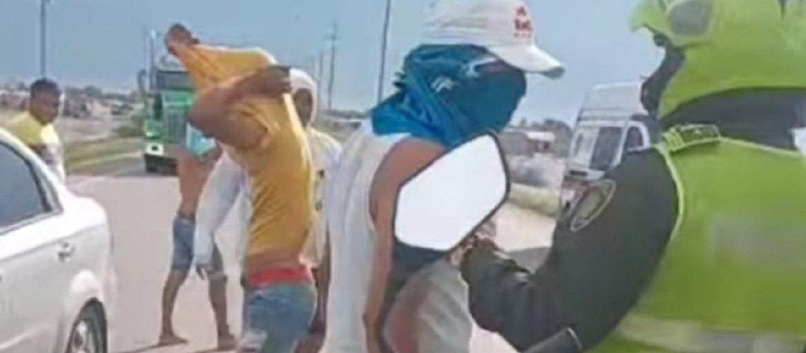 polis y capuchos en tasajera