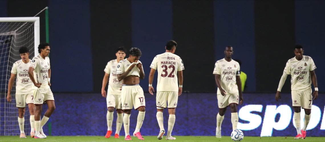 Jugadores del Deportes Tolima reaccionan este martes tras la eliminación en la Copa Libertadores al caer por 3-1 ante Independiente del Valle en el partido de vuelta de octavos de final. EFE/ STR