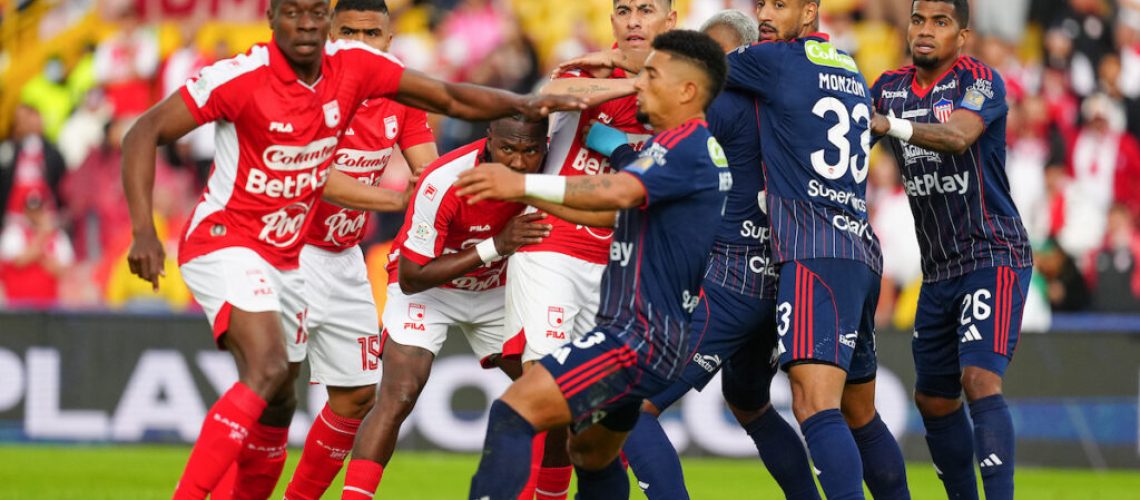 BOGOTA - COLOMBIA -22 -02-2026: Independiente Santa Fe y Atletico Junior en partido por la fecha 8 como parte de la Liga BetPlay DIMAYOR I 2026 jugado en el estadio El Campin de la ciudad de Bogotá. / Independiente Santa Fe and Atletico Junior in match for the date 8 as part of the BetPlay DIMAYOR League I 2026 played at Metropolitano de Techo stadium in Bogotá city. Photo: VizzorImage / Andrés Rot / Cont