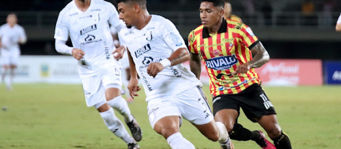 PEREIRA - COLOMBIA, 26-04-2025: Jhon Edinson Largacha del Pereira disputa el balón con Edwin Herrera del Junior durante partido entre Deportivo Pereira y Atlético Junior por la fecha 16 como parte de la Liga BetPlay DIMAYOR I 2025 jugado en el estadio Hernán Ramírez Villegas en Pereira. / Jhon Edinson Largacha of Pereira struggles the ball with Edwin Herrera of Junior during match between Deportivo Pereira and Atlético Junior for the date 16 as part of BetPlay DIMAYOR League I 2025 played at Hernán Ramírez Villegas stadium in Pereira city.  Photo: VizzorImage / Pablo Bohorquez / Cont