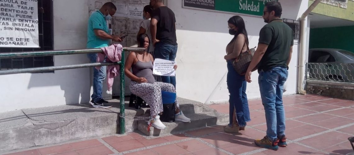 ¡Insolito! Mujer embarazada protesta amarrada a una cadena fuera de la Regustraduría en Soledad 1